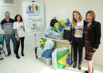 Representantes do CRCSC realizam entrega das doações arrecadadas na Campanha do Agasalho 2022